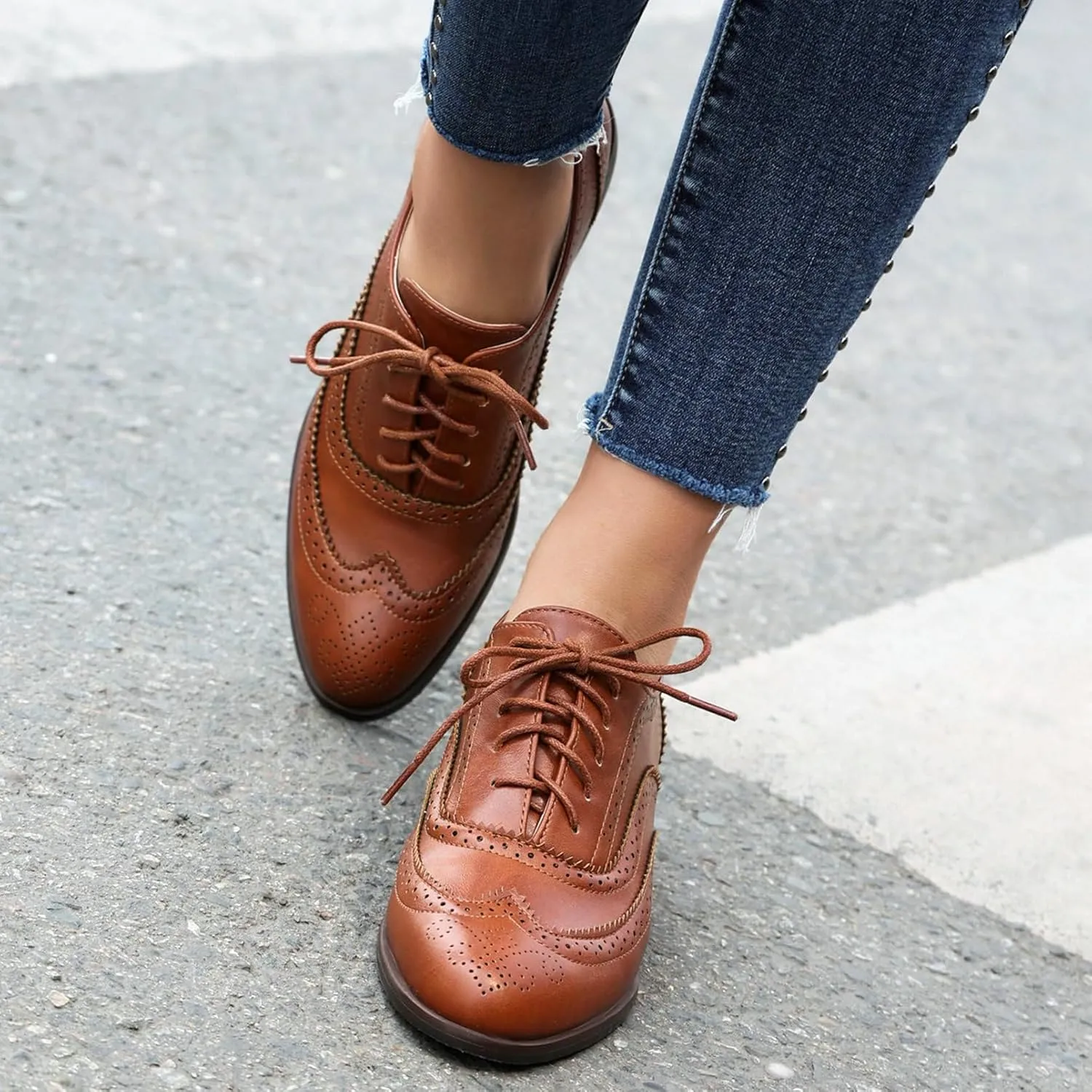 LUXMAX Women Lace Up Oxford Shoes Flats Wingtip Brogues Shoes Low Chunky Heel Vintage Saddle Shoes