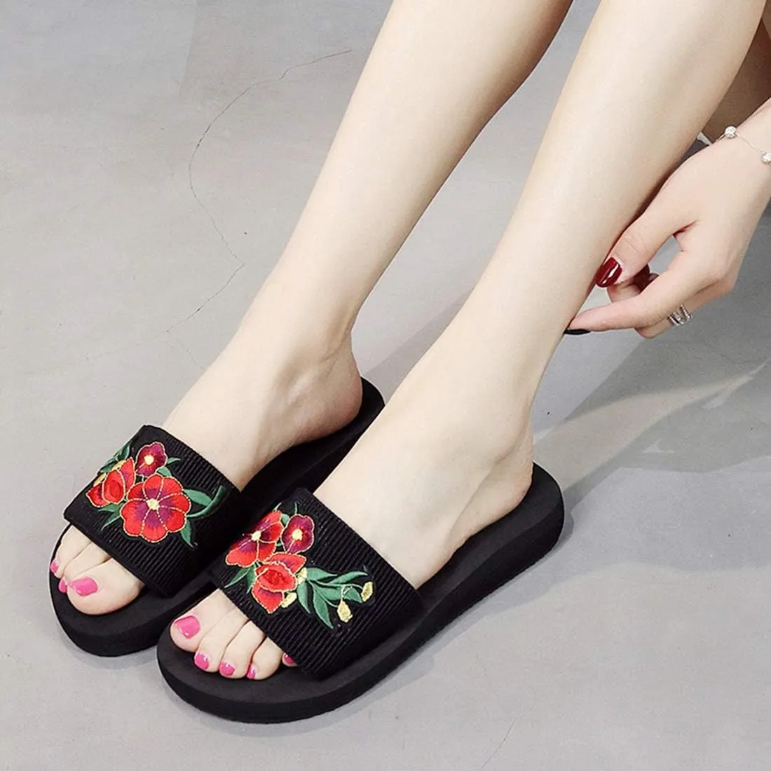 VOKLIN Women's Embroidered Flowers Flat Slide Sandals Summer Comfort Nonslip Platform Low Heel Beach Sandal